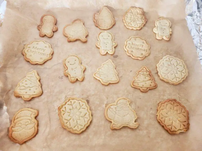 Sablés de Noël pour les enfants 1 Sablés de Noël pour les enfants. Une plaque de cuisson remplie de sablés de Noël dorés, en forme de bonhommes, sapins et étoiles.