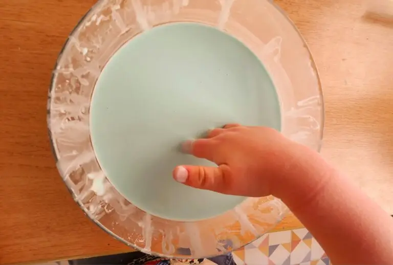 La Pâte Magique : Une Expérience Scientifique Étonnante ! 19 Main d’un enfant plongeant dans un mélange de maïzena et d’eau, illustrant l’expérience du fluide non newtonien (oobleck).
