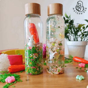 Bouteilles sensorielles Lapin – modèle printanier fait main avec riz coloré, carotte et paillettes pour éveil et imagination