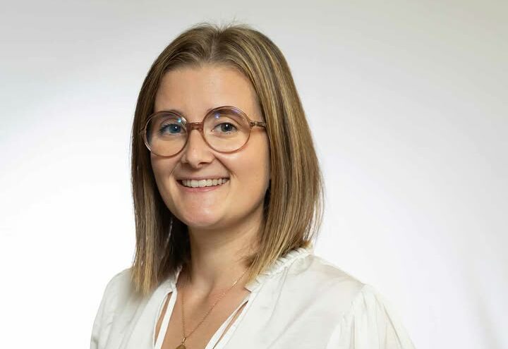 Interview : Camille Gigliotti, co-fondatrice de Pandi-Panda 6 Portrait de Camille Gigliotti, cofondatrice de Pandi-Panda, en blouse blanche sur fond clair