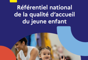 Comparatif des meilleures bouteilles sensorielles 17 Couverture du Référentiel national de la qualité d’accueil du jeune enfant, Service public de la petite enfance, avec une enfant jouant.