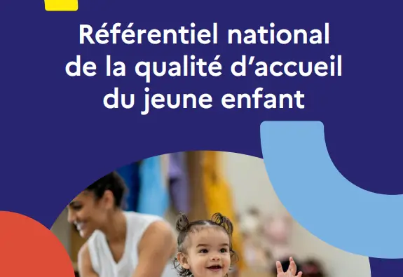 Référentiel national de qualité de l'accueil du jeune enfant : ce qu'il faut savoir 21 Couverture du Référentiel national de la qualité d’accueil du jeune enfant, Service public de la petite enfance, avec une enfant jouant.
