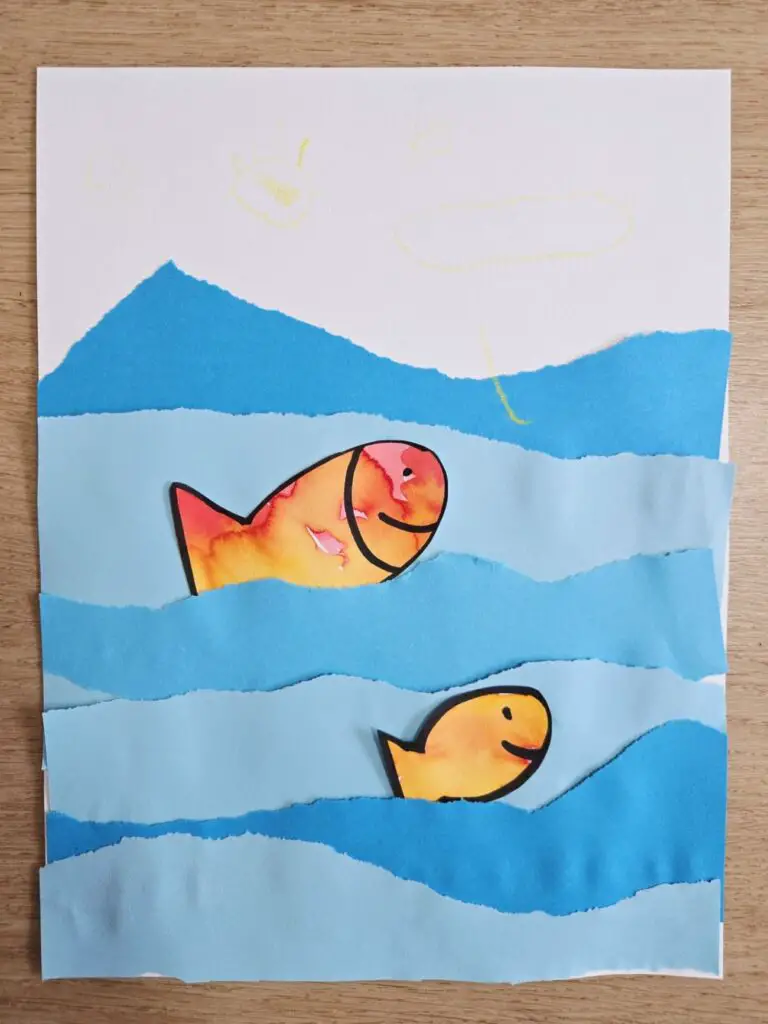 Les petits poissons dans l'eau 9 Activité réalisée par un enfant de 3 ans : collage de poissons peints à l’encre dans une mer en papier bleu
