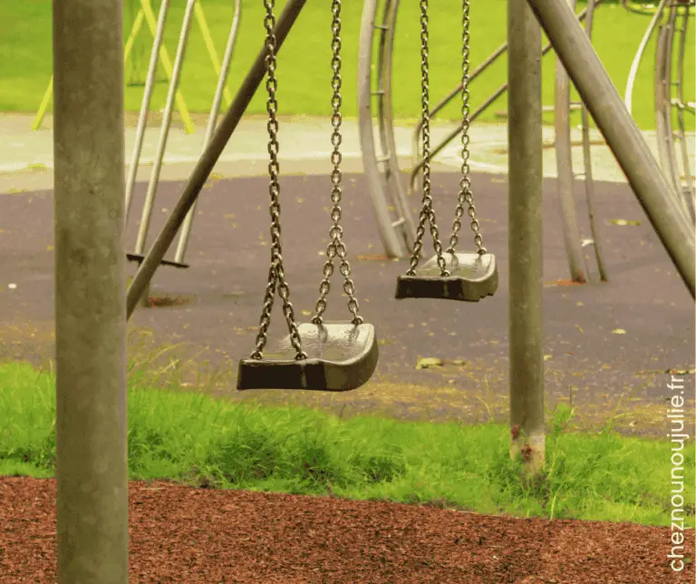 Quel avenir pour les assistantes maternelles ? 3 Balançoires vides dans un parc, illustrant le manque de reconnaissance du métier d’assistante maternelle