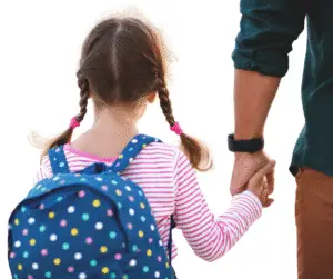 Petite fille avec cartable tenant la main de son parent pour la rentrée en maternelle