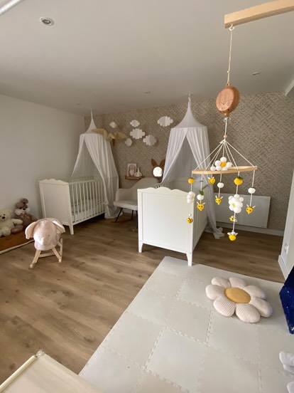 Coin repos et dortoir aménagé par Lespetitspotes, assistante maternelle, espace sommeil cosy et sécurisé pour enfants.