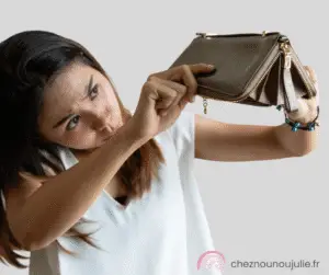 Assistante maternelle regardant un portefeuille vide, symbolisant un impayé de salaire de la part des parents employeurs