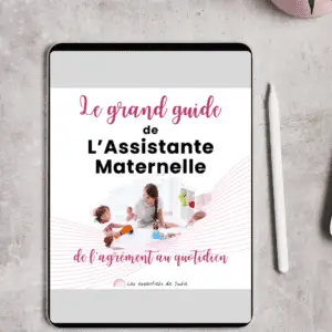Le Grand Guide de l’Assistante Maternelle – couverture du livre présentée sur une tablette, mise en scène sur un fond de bureau pastel