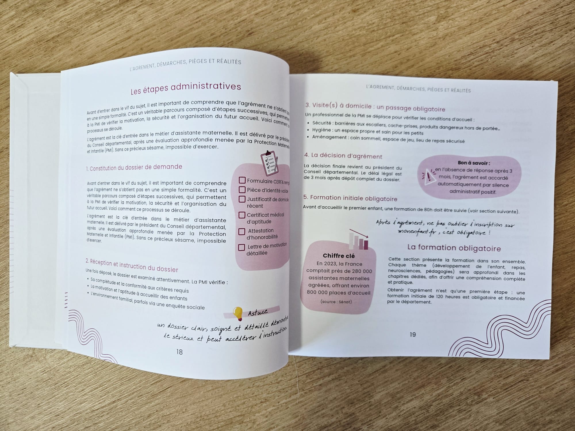 Le Grand Guide de l’Assistante Maternelle – Édition Rigide Premium 3 Photo du livre rigide premium Le Grand Guide de l’Assistante Maternelle ouvert sur les pages 18 et 19, posée sur une table en bois.