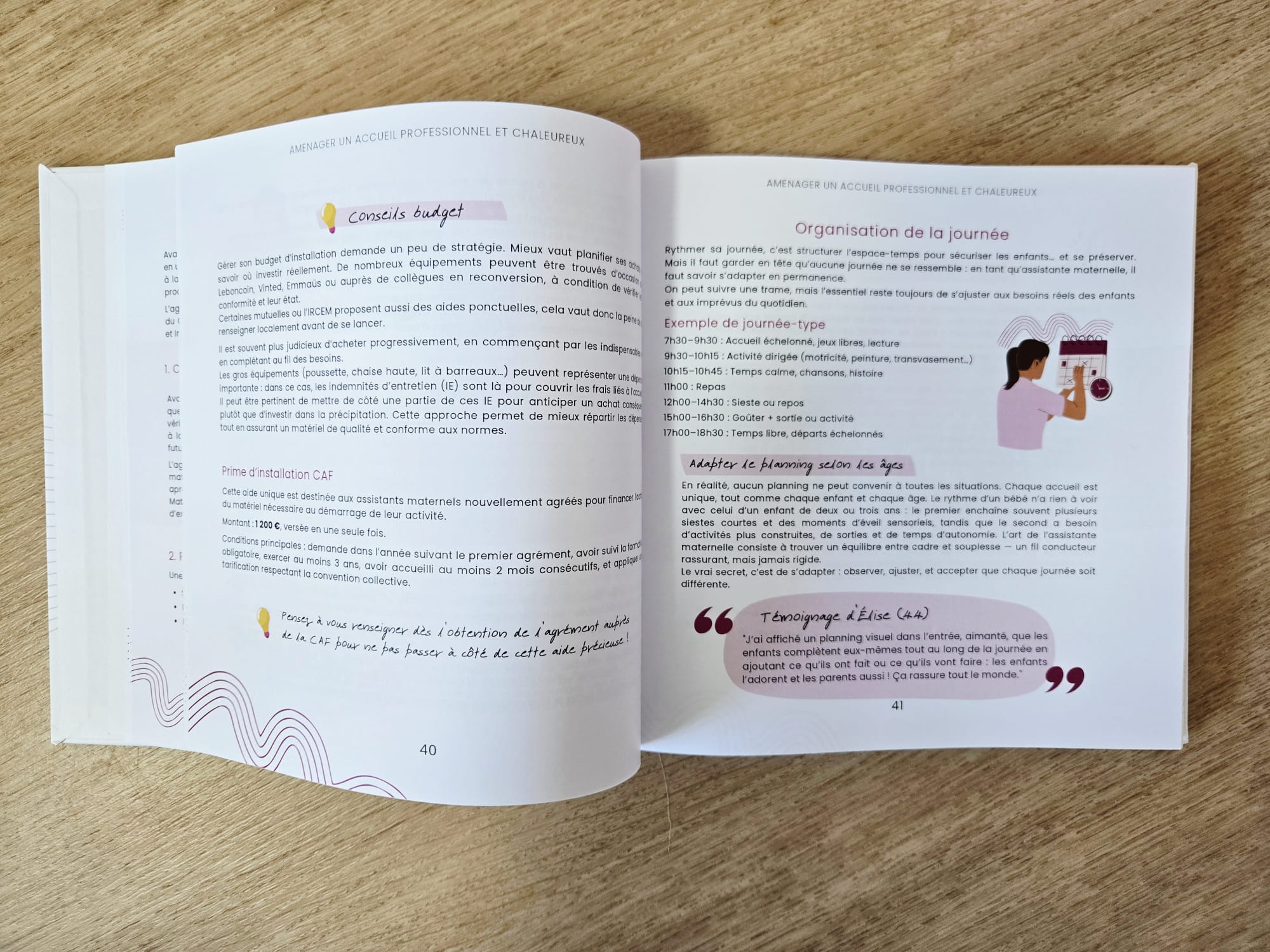 Le Grand Guide de l’Assistante Maternelle – Édition Rigide Premium 4 Photo du livre rigide premium Le Grand Guide de l’Assistante Maternelle ouvert sur les pages 40 et 41, posée sur une table en bois.