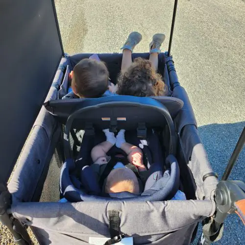 Enfants en balade dans un Babywagon