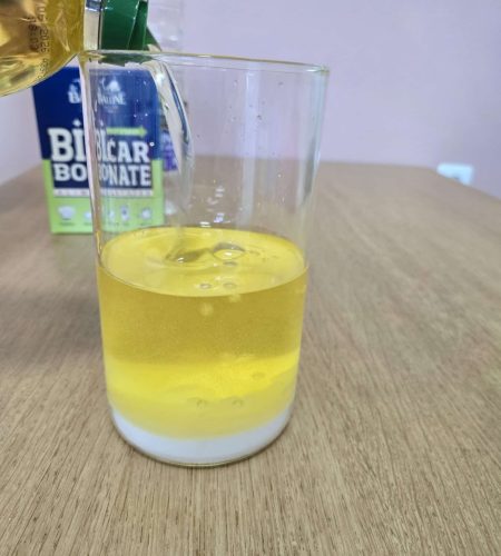 ajout de huile lampe à lave artisanale