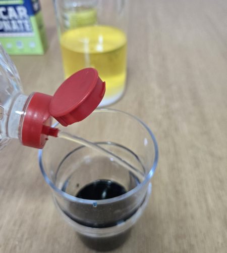 ajout vinaigre et colorant lampe à lave enfants