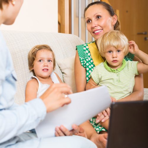 Une future assistante maternelle en entretien avec la PMI, discutant des critères d’agrément avec une puéricultrice.